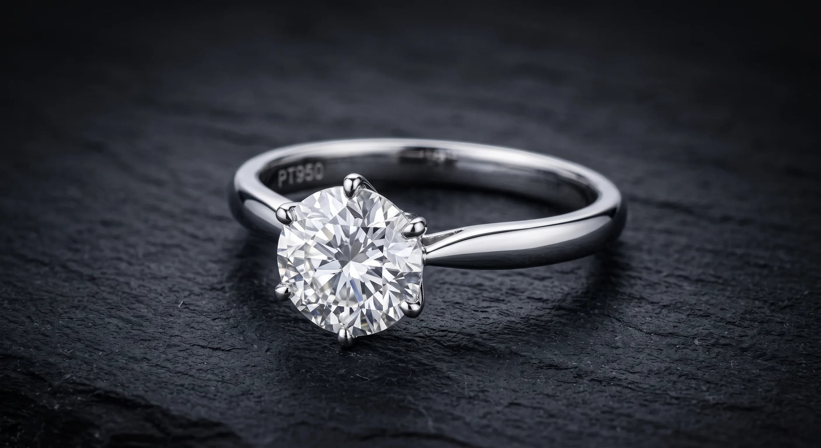 Platin-Solitärring mit großem Brillanten auf dunklem Schiefer